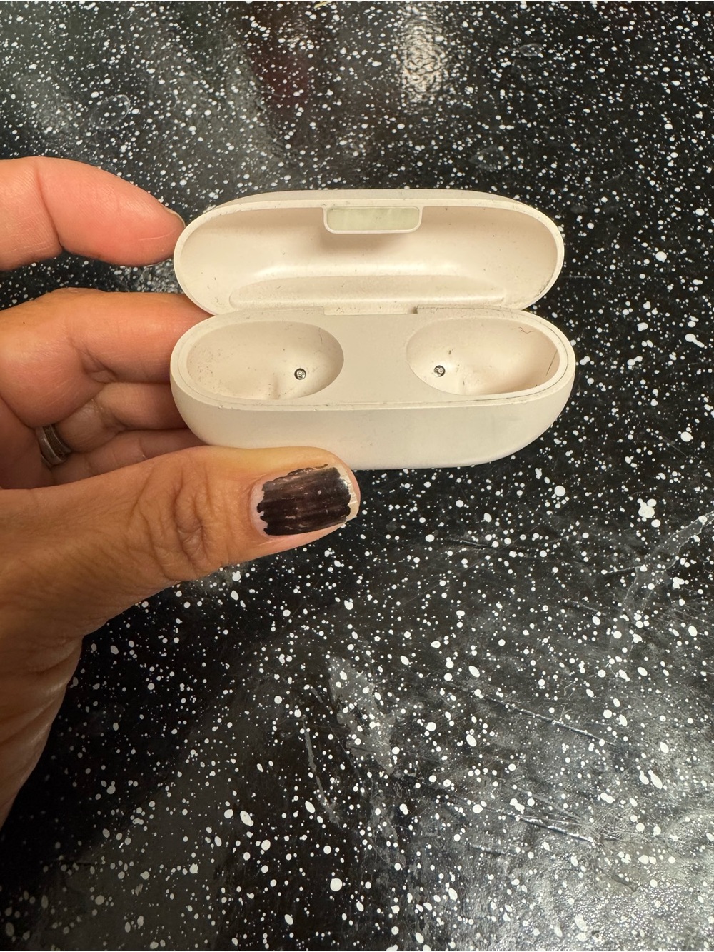 Beats by Dre Earbuds Charging Case - ivory